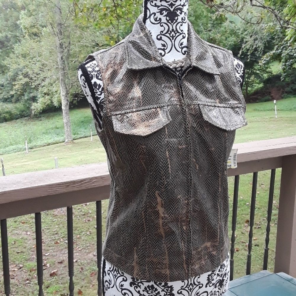 8 for $20 NWT David Paul Snake Skin Look Vest Size Small